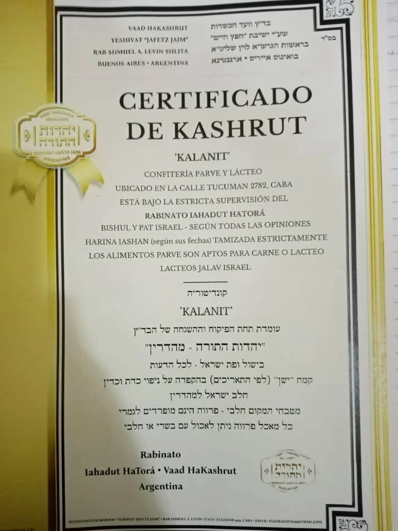 Certificado de Kashrut de Kalanit, confitería parve y láctea de Tucumán 2782, emitido por el Rabinato Iahadut HaTorá, Vaad HaKashrut Argentina. Sus condiciones están transcritas junto a la foto.